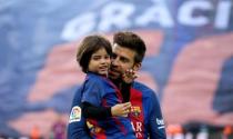 Football Soccer- Spanish La Liga Santander - Barcelona v Osasuna - Camp Nou stadium, Barcelona, Spain - 26/04/17 Barcelona's Gerard Pique holds his son Milan before the match. REUTERS/Albert Gea