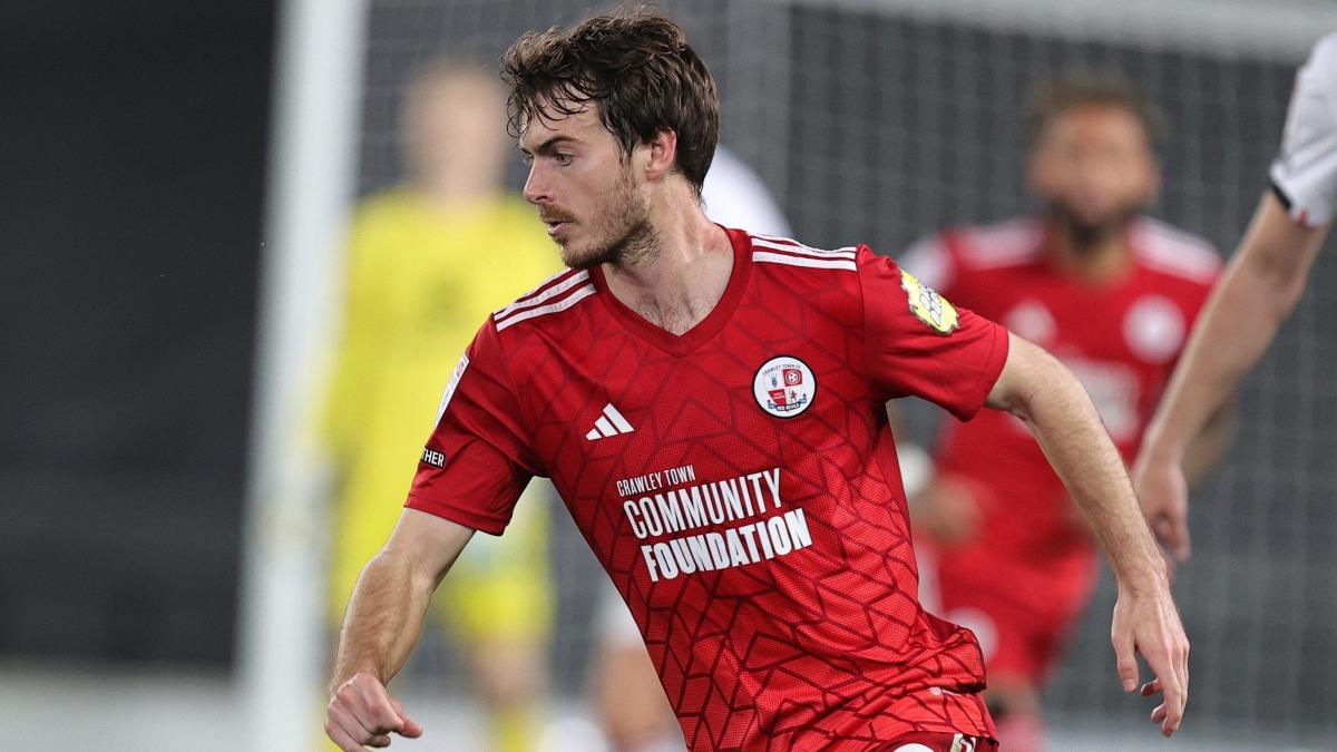 Crawley secures midfielder Kelly on a two-year deal