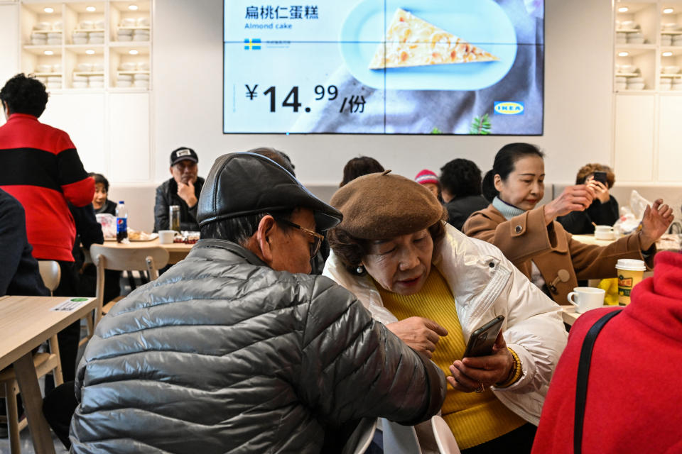 In einem Ikea-Restaurant in Shanghai suchen Senioren nach Liebe (Bild: Hector RETAMAL / AFP) 