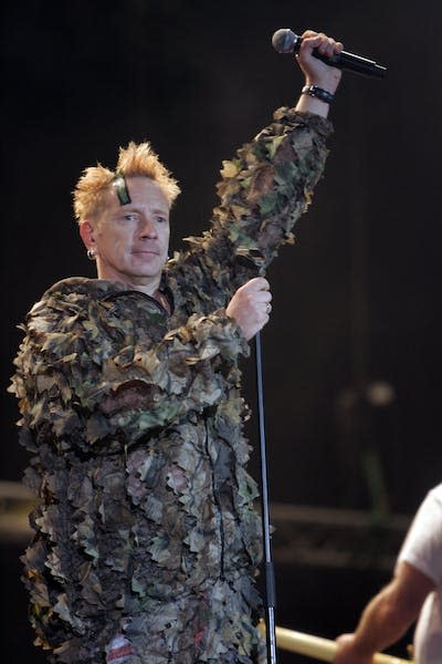 Johnny Rotten, otro cantante en el corazón de la escena punk londinense. <a href="https://www.shutterstock.com/image-photo/budapest-hungary-aug-15-sex-pistols-92858812" rel="nofollow noopener" target="_blank" data-ylk="slk:Shutterstock;elm:context_link;itc:0;sec:content-canvas" class="link ">Shutterstock</a>