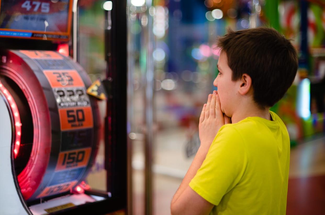 <a href="https://www.shutterstock.com/es/image-photo/preteen-boy-anxiously-expecting-win-jackpot-2170273203" rel="nofollow noopener" target="_blank" data-ylk="slk:Shutterstock / Chubarova Iryna;elm:context_link;itc:0;sec:content-canvas" class="link ">Shutterstock / Chubarova Iryna</a>