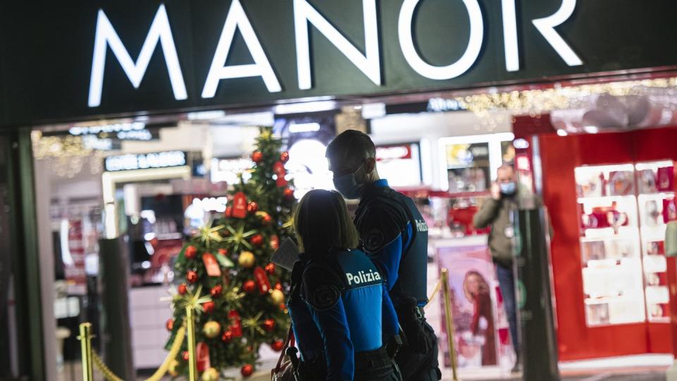 In Lugano hat eine Frau zwei Passantinnen mit einem Messer angegriffen.