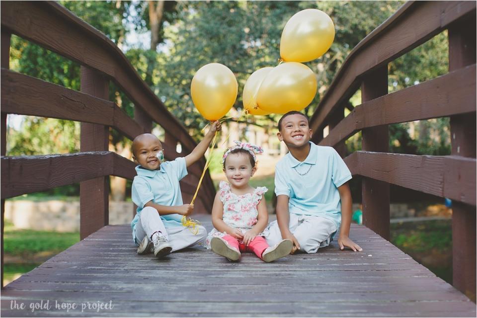 &ldquo;It is our hope that the families we photograph have moments of joy and happiness during their photo session," Dawson&nbsp;told HuffPost. (Photo: The Gold Hope Project)