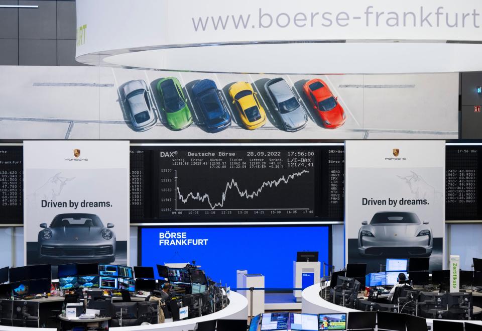 Für den Porsche-Börsengang fertig dekoriert ist der Handelssaal der Deutschen Börse in Frankfurt für die Erstnotierung des Sportwagenherstellers. - Copyright: picture alliance/dpa | Boris Roessler