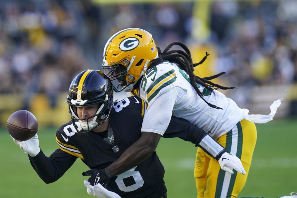 Green Bay Packers' De'Vondre Campbell stops Pittsburgh Steelers' Kenny Pickett during the second half of an NFL football game Sunday, Nov. 12, 2023, in Pittsburgh. (AP Photo/Matt Freed)