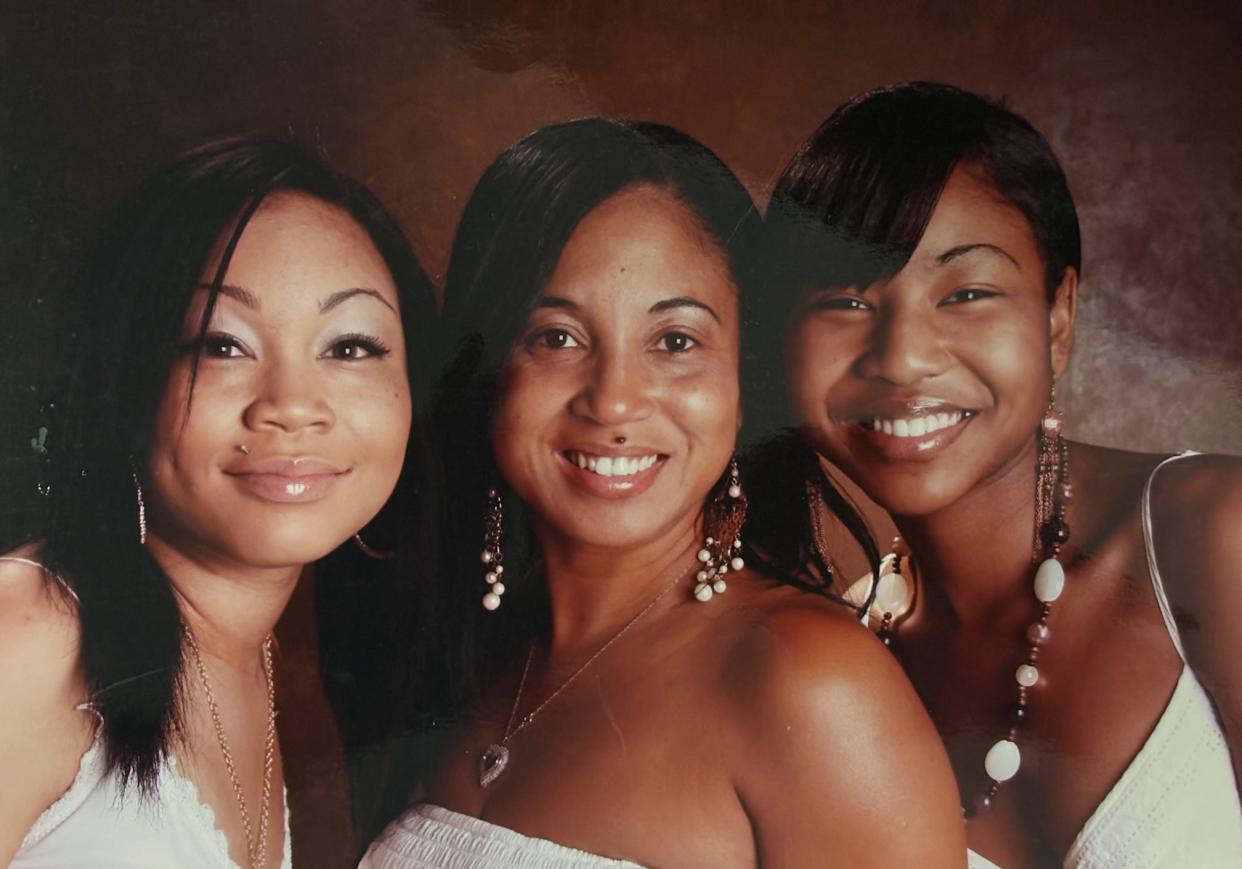 Jamilla Smith (right) with her sister Yashtina (left) and their mother, Tina (center).