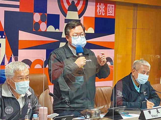 桃園市長鄭文燦22日在防疫會議提到，桃醫事件發生「避桃令」的炒作，但絕不會影響到桃園市跟離島3縣市的好交情，今年里長旅遊還是會去澎湖跟金門。（蔡依珍攝）