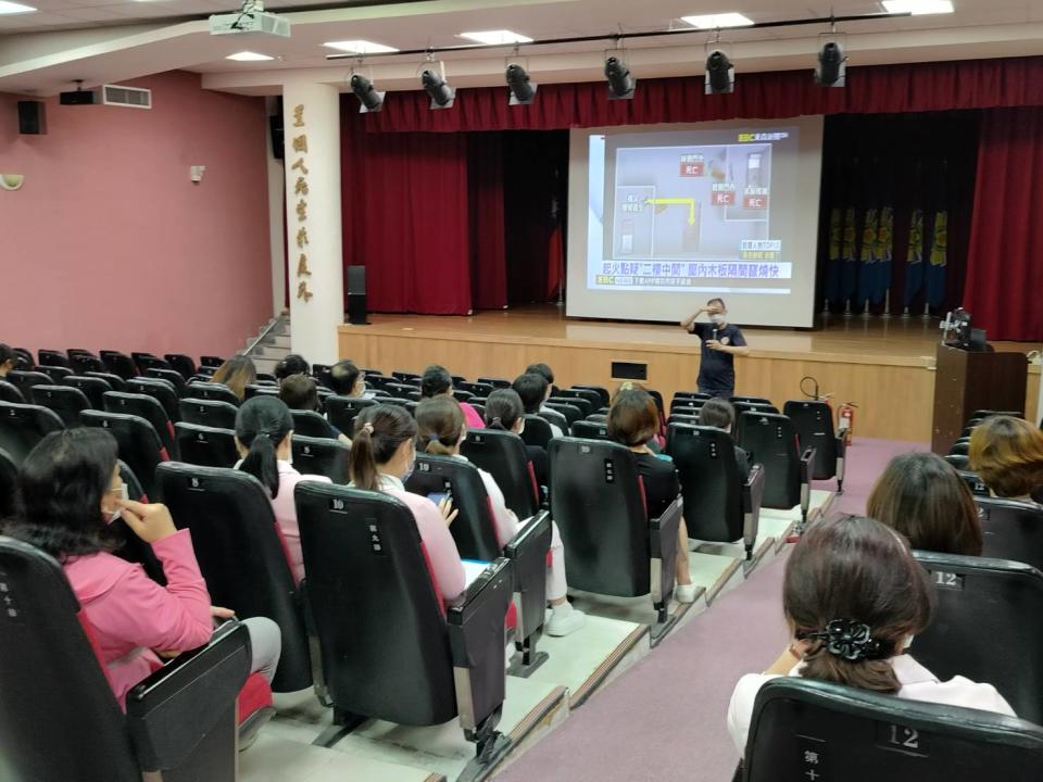 台北榮民總醫院桃園分院與中華民國消防安全協會辦理「長照機構災害緊急應變課程暨自衛消防演習教育訓練」。圖：北榮桃園分院提供