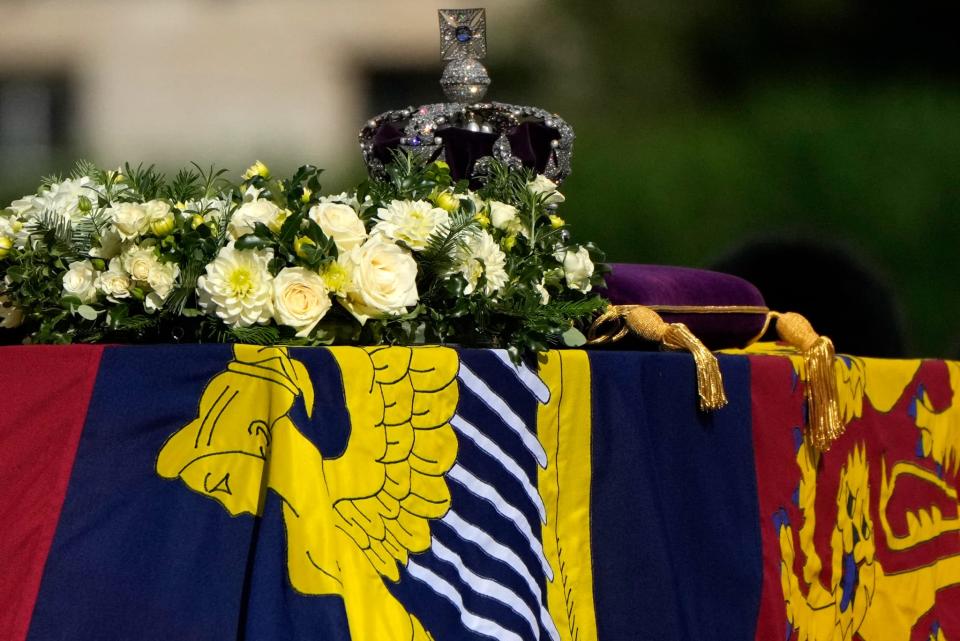 Le cercueil d'Elizabeth II sous les voûtes de Westminster Hall, mercredi 14 septembre.  - Alastair Grant