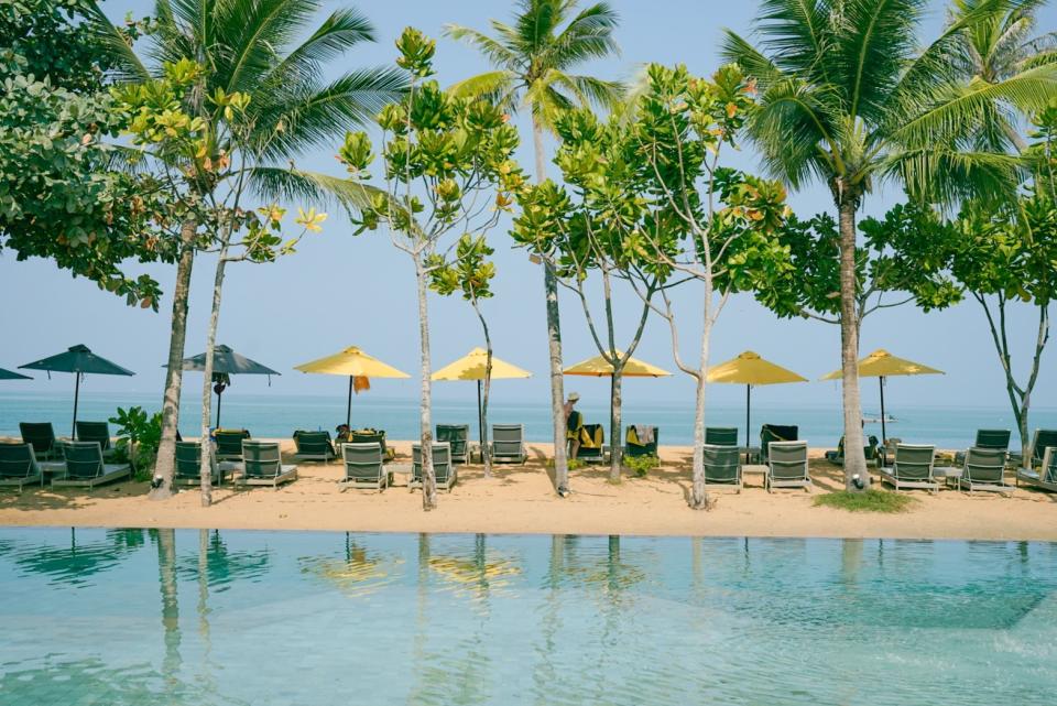 來到拷叻，入住考拉貝拉度假酒店享受美麗的沙灘、陽光、椰影及泳池。