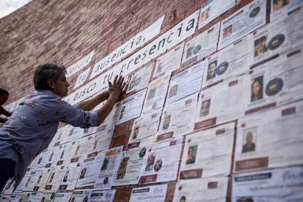 Madres y familiares de personas desaparecidas realizaron una pega de cientos de fichas en el “Muro de la Memoria” en Zacatecas.