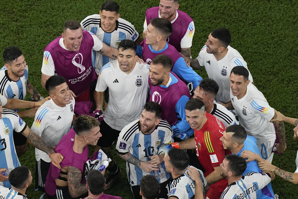 Lionel Messi (centro) y sus compañeros celebran la victoria 2-1 ante Australia en el partido por los octavos de final del Mundial, el sábado 3 de diciembre de 2022, en Rayán, Qatar. (AP Foto/Pavel Golovkin)