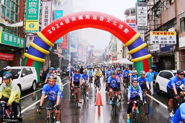 二○二四苗栗鐵馬進香文化活動四百騎士冒雨出發向目標北港朝天宮前進。（記者江乾松攝）