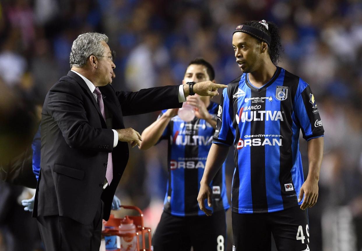 Manuel Vucetich y Ronaldinho, en el Clausura 2015. / Foto: Getty Images