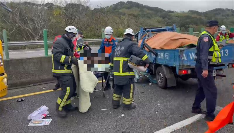 小貨車高速追撞緩撞車，48歲張姓駕駛當場失去生命跡象，送醫後傷重不治。(圖／翻攝畫面)