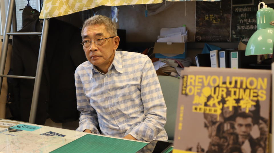 林榮基桌前就擺著《時代革命》的電影訪談集，並為書宣傳。（蔣金攝）