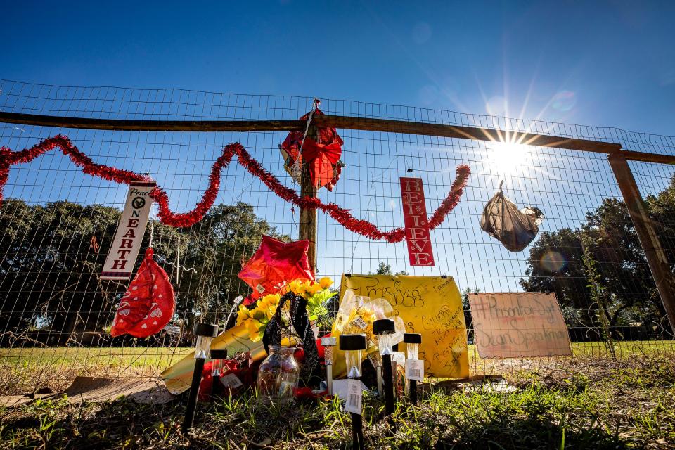 A makeshift memorial with flowers , balloons and messages are set against a fence on a dirt road off Rifle Range Road near Noles Avenue where Jessiram Hweih Rivera was shot by Polk County Sheriff Deputy Sean Speakman as she was coming toward him wielding a shovel in Wahneta Fl. Tuesday November 23 2021.  ERNST PETERS/ THE LEDGER