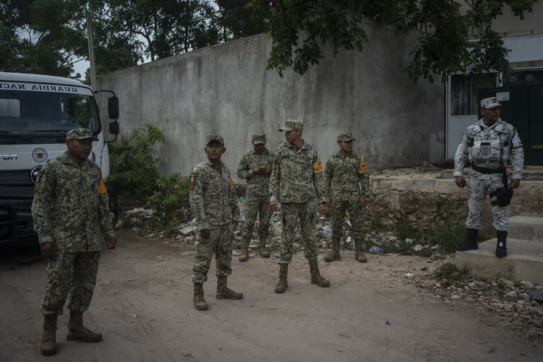 Soldados de la Guardia Nacional llevan a la gente a un refugio de emergencia ante la llegada del huracán Beryl. Foto: Félix Márquez/dpa