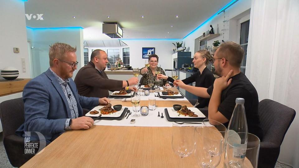 Auch der Hauptgang mit Schweinefilet und Ratatouille-Gemüse gelingt ohne Stress. Von links: Jörg, Martin, Gastgeberin Petra, Laura und Benny.
 (Bild: RTL)