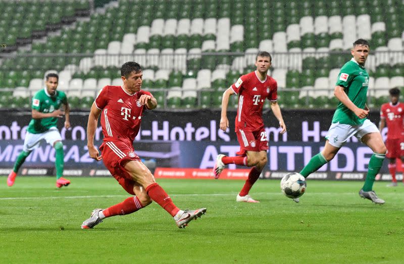 Robert Lewandowski, del Bayern Munich, marca un gol, después de la reanudación del fútbol a puerta cerrada tras el brote de la enfermedad coronavirus (COVID-19), en Bremen, Alemania.