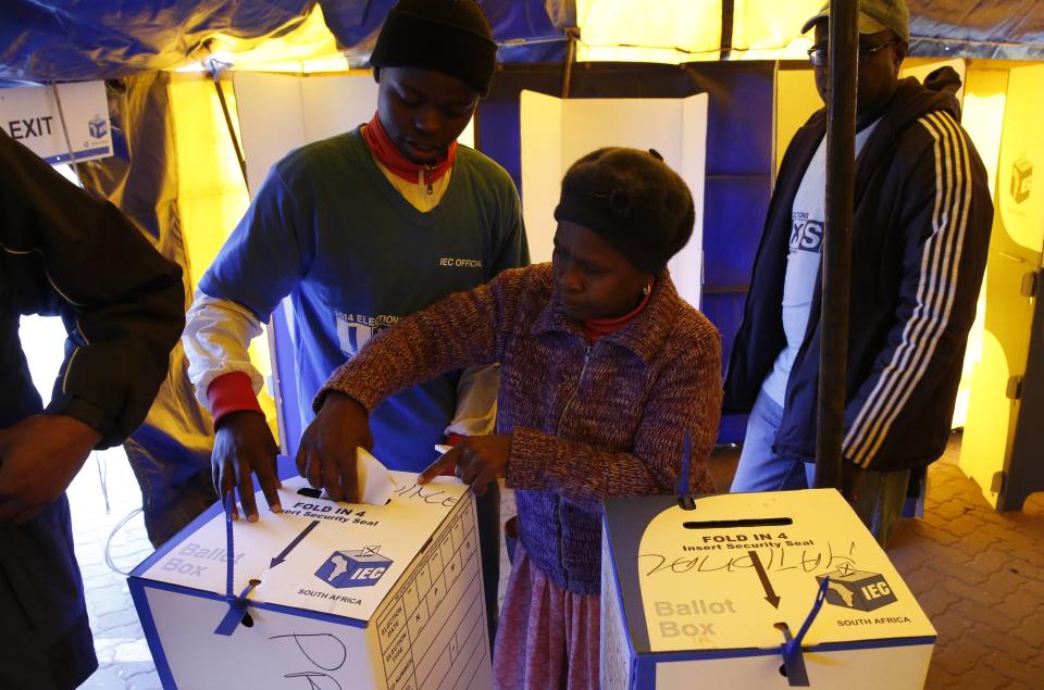 Voters cast their ballots in Bekkersdal, near Johannesburg May 7, 2014. (REUTERS/Mike Hutchings)