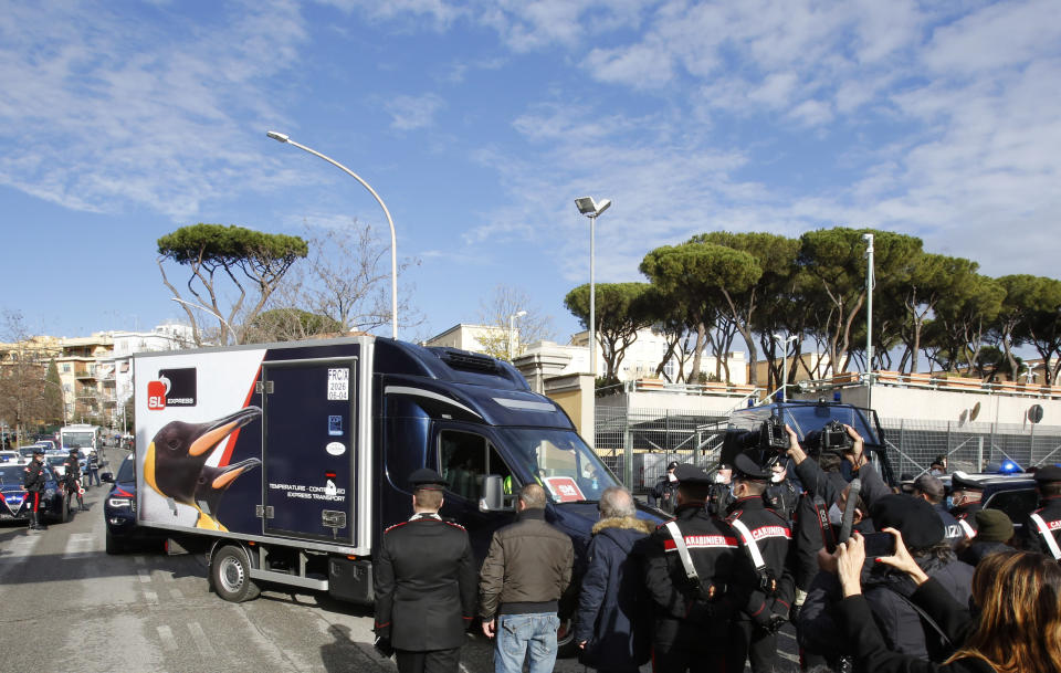 Il furgone refrigerato contenente le dosi di vaccino è arrivato allo Spallanzani di Roma scortato dai Carabinieri. (Photo by Riccardo De Luca/Anadolu Agency via Getty Images)