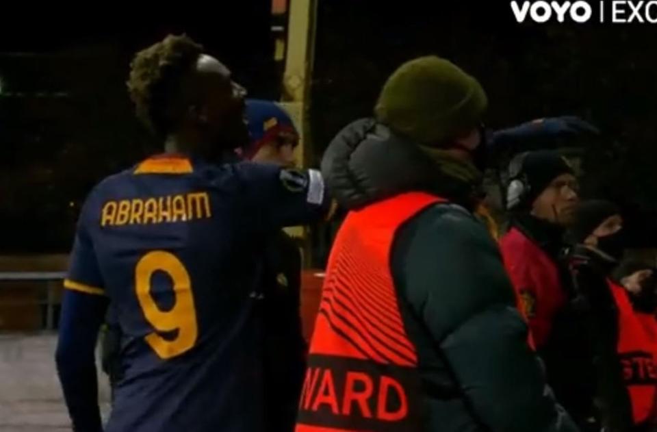 Tammy Abraham confronts angry Roma fans (Voyo)