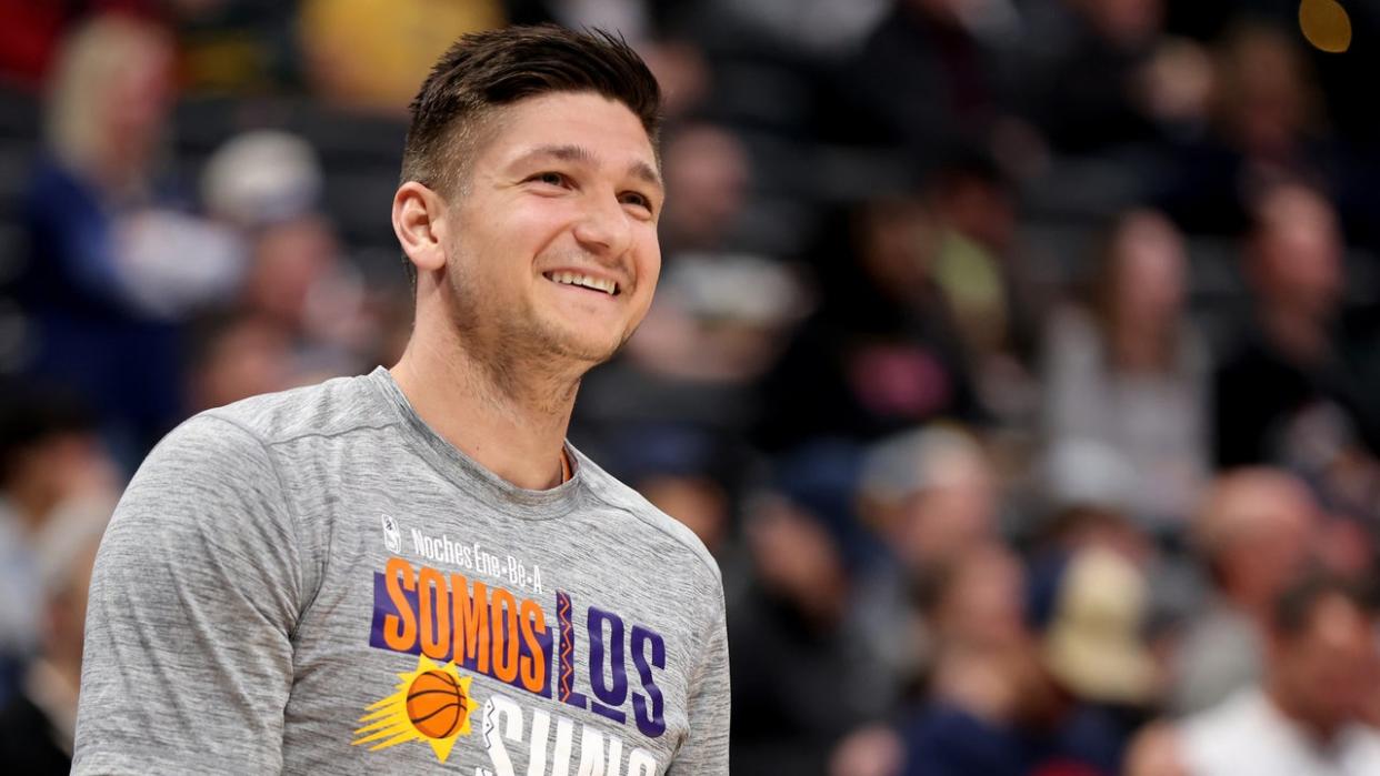 <div>DENVER, COLORADO - MARCH 5: Grayson Allen #8 of the Phoenix Suns smiles during pregame against the Denver Nuggets at Ball Arena on March 5, 2024, in Denver, Colorado.</div> <strong>(Photo by Jamie Schwaberow/Getty Images)</strong>