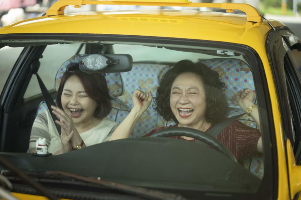 楊麗音（右）在林嘉俐（左）的鼓勵之下，首次坐上駕駛座，掌握自己人生的方向盤。（華視、LINE TV提供）