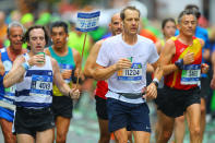 <p>A pack of runners reach First Ave. just past mile 16 of the 2017 New York City Marathon, Nov. 5, 2017. (Photo: Gordon Donovan/Yahoo News) </p>