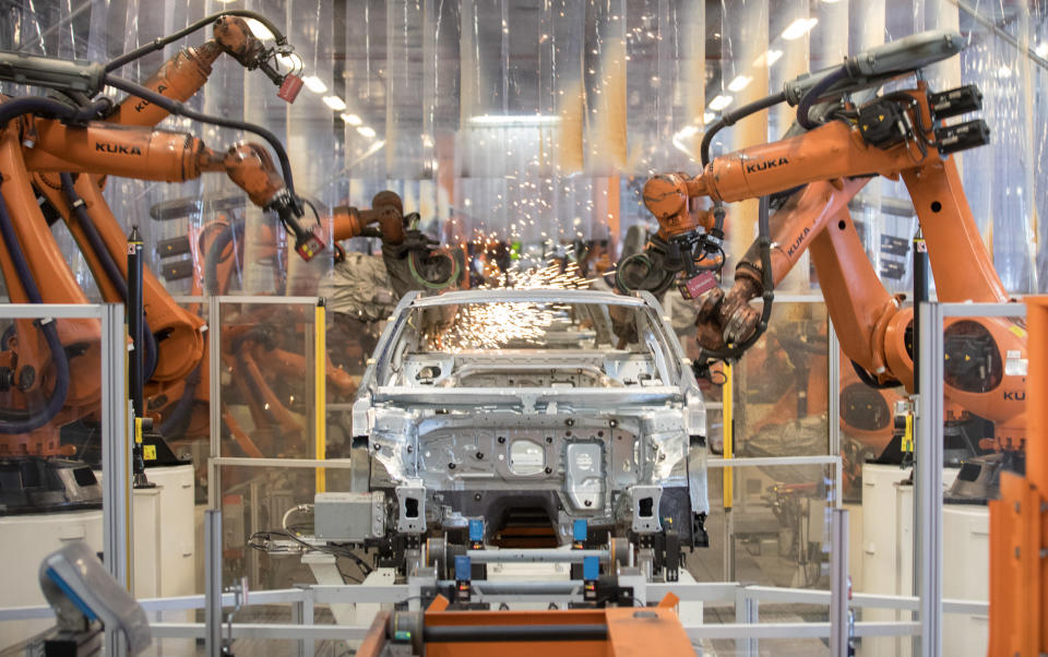 VW will unter anderem Routinearbeiten automatisieren – um Geld zu sparen. (Foto: Jörg Sarbach/dpa)