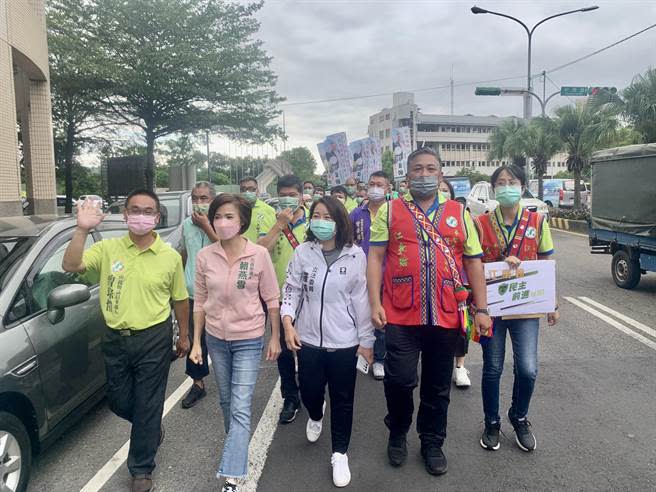 民進黨首度推出江秉翰（右二），參選平地原住民議員。（廖志晃攝）