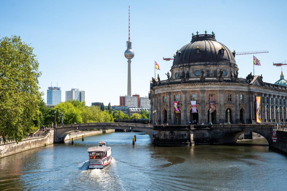 Ein Ausflugsschiff an der Museumsinsel in Berlin-Mitte.