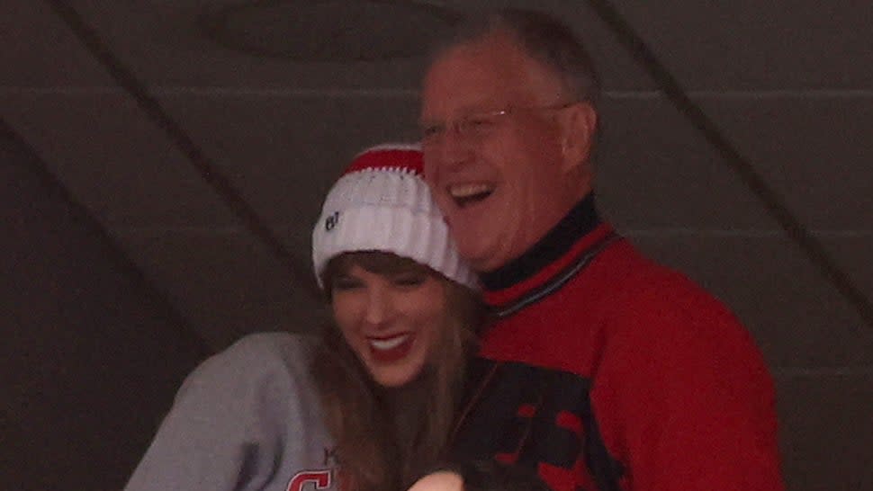  Taylor Swift hugs Scott Kingsley Swift while the Kansas City Chiefs and the New England Patriots play at Gillette Stadium on December 17, 2023 in Foxborough, Massachusetts.