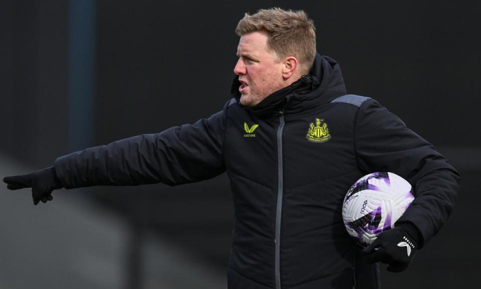 <span>Eddie Howe at <a class="link " href="https://sports.yahoo.com/soccer/teams/newcastle-united/" data-i13n="sec:content-canvas;subsec:anchor_text;elm:context_link" data-ylk="slk:Newcastle;sec:content-canvas;subsec:anchor_text;elm:context_link;itc:0">Newcastle</a> training this week. ‘I back myself, my abilities and my qualities,’ he says.</span><span>Photograph: Serena Taylor/Newcastle United/Getty Images</span>