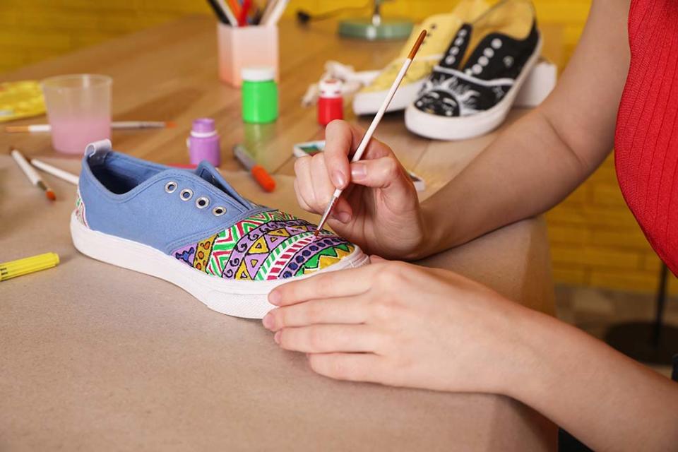 how to Customized sneakers, DIY, bedazzle, laces, canvas, glitter.