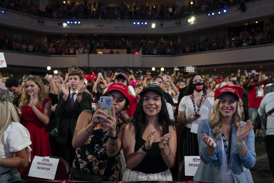 Partidarios del presidente de Estados Unidos, Donald Trump, aplauden a su llegada a un acto de jóvenes republicanos en la iglesia Dream City, el martes 23 de junio de 2020 en Phoenix. (AP Foto/Evan Vucci)