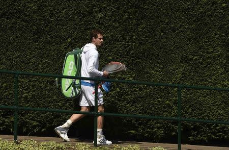 Andy Murray of Britain arrives to practice at the Wimbledon Tennis Championships in London June 29, 2014. REUTERS/Toby Melville