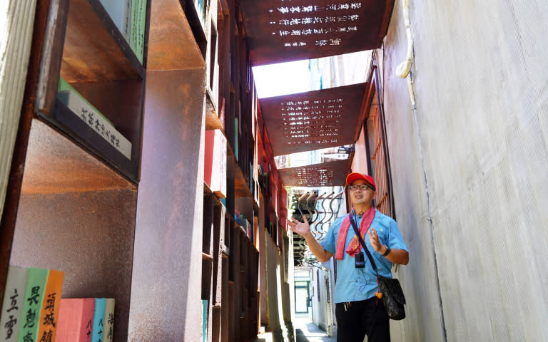 蘭陽博物館館長陳碧琳帶旅人走逛以李榮春、盧纘祥、康灩泉等在地名家墨寶打造的文學巷。（圖／魏妤靜攝）