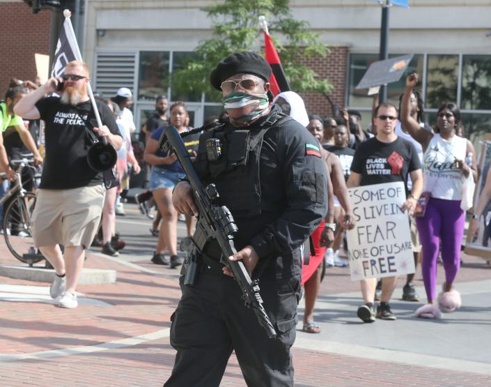 Un manifestant armé marche sur South Main Street le dimanche 3 juillet 2022 à Akron, Ohio, réagit à la diffusion des images de la caméra corporelle de la fusillade mortelle de Jayland Walker par la police d'Akron lundi.