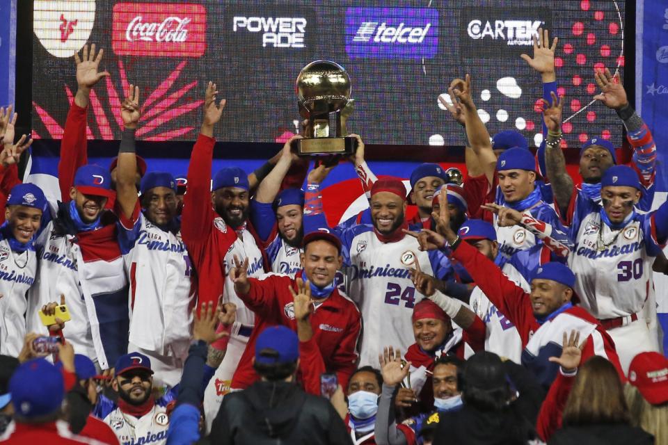 Los jugadores de la República Dominicana con el trofeo de campeones de la Serie del Caribe tras vencer 4-1 a Puerto Rico en la final jugada en Mazatlán, México, el sábado 6 de febrero de 2021. (AP Foto/Moisés Castillo)