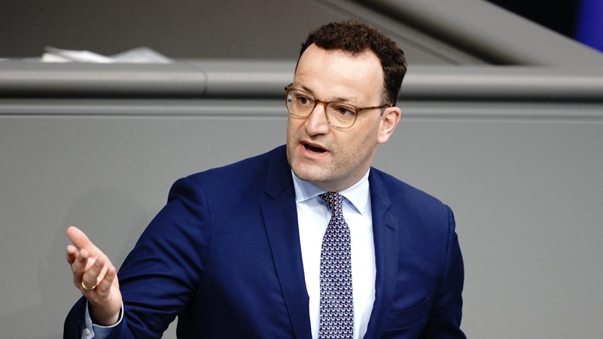 «Mein Ziel ist es, noch im Mai eine Verordnung vorzulegen, die präventive Reihen-Tests in Krankenhäusern und Pflegeheimen ermöglicht», sagt Jens Spahn.