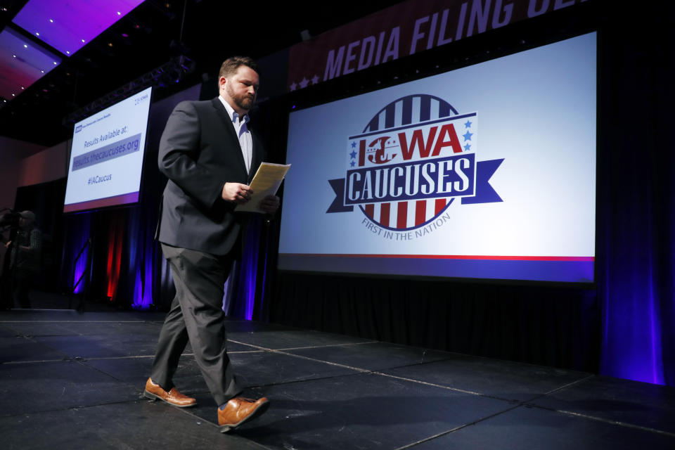 El presidente del Partido Demócrata en Iowa Troy Price sale del escenario después de hablar sobre la demora en los resultados de los caucus en el estado, el martes 4 de febrero de 2020, en Des Moines, Iowa. (AP Foto/Charlie Neibergall)