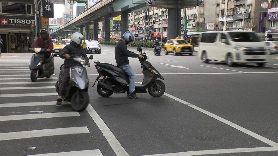 柯拋機車族不鑽縫乖乖排隊　網轟：不食人間煙火