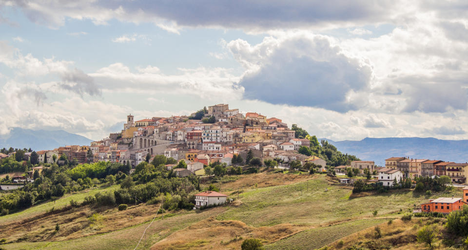 Almeno 100 i comuni molisani con meno di 2 mila abitanti. In questo caso la Regione ha pensato al "reddito di residenza attiva" per attirare giovani, famiglie e nuove attività. Verranno concesse 700 euro al mese a chi apre un'attività per almeno cinque anni in una di queste piccole realtà.