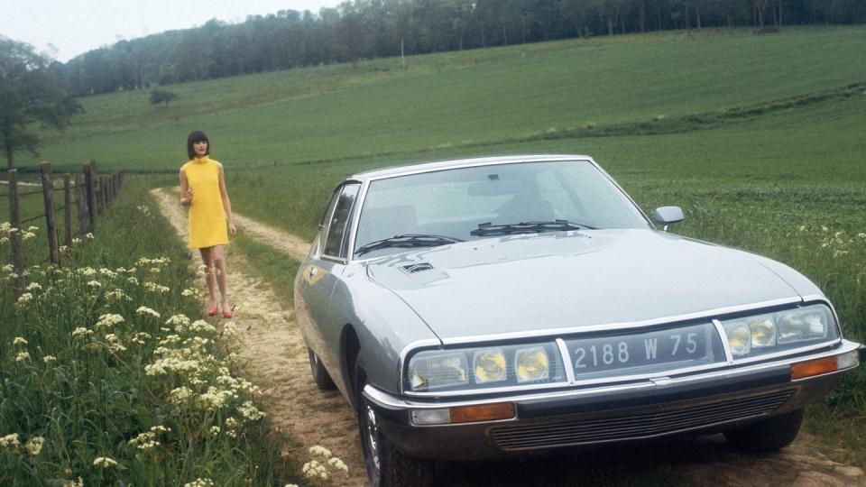 Mutet der Citroën SM auch heute noch futuristisch an, mag er vor einem halben Jahrhundert wie ein gelandetes Raumschiff gewirkt haben.