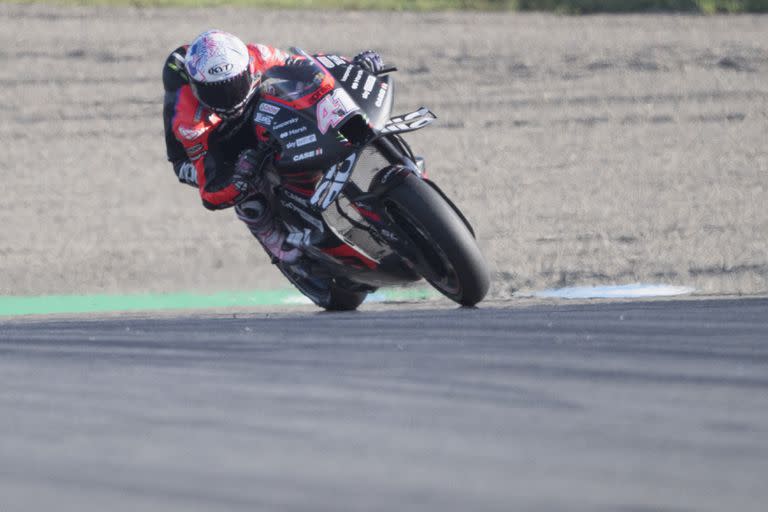 Aleix Espargaró (Aprilia) desperdició en Motegi una oportunidad para recortar puntos en la batalla por la corona