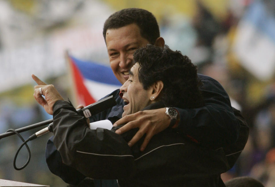 ARCHIVO - En esta foto del 4 de noviembre de 2005, Diego Maradona se dirige a una multitud junto al presidente de Venezuela durante la Cumbre de las Américas en Mar del Plata, Argentina. Maradona ha fallecido de un paro cardíaco, el miércoles 25 de noviembre de 2020, en Buenos Aires. Tenía 60 años. (AP Foto/Dario Lopez-Mills, archivo)