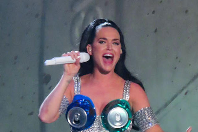 Katy Perry Dons Beer Can Bra During Las Vegas Concert, Pours a Drink From  it Onstage - News18