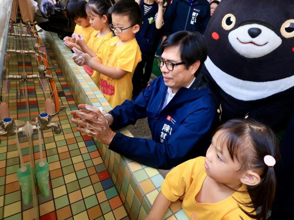預防腸病毒，高雄市長陳其邁向小朋友示範正確洗手方式。（圖：高雄市政府臉書）